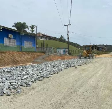  Obras de pavimentação de estradas vicinais no entroncamento São Brás - Balneário Piçarras