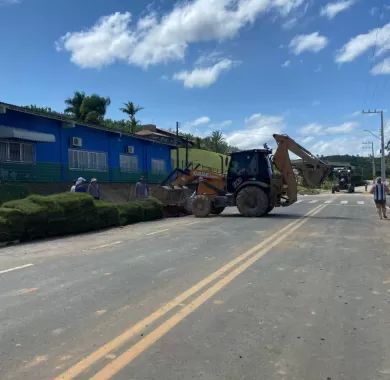  Obras de pavimentação de estradas vicinais no entroncamento São Brás - Balneário Piçarras