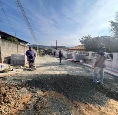 Pavimentação em paver e sinalização viária das Ruas 6030, Demétrio, 6032 e Palmital, localizadas no bairro Nossa Senhora da Conceição, Balneário Piçarras/SC