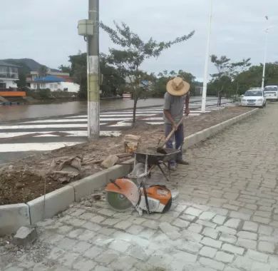 Obra de pavimentação asfáltica e sinalização viária da Rua Joaçaba e Avenida Beira Rio - Balneário Piçarras